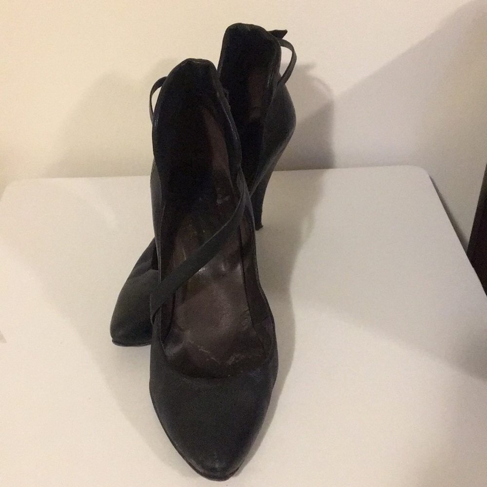 Strappy leather pumps